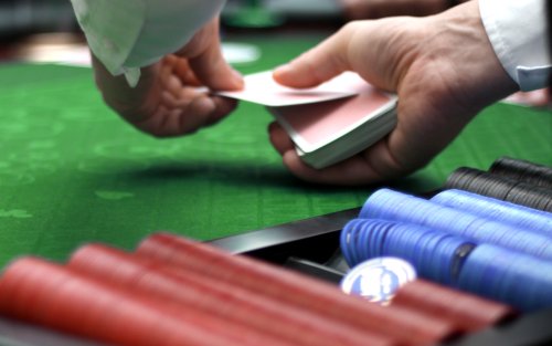 Texas Hold'em Poker Spieltisch mit Dealer